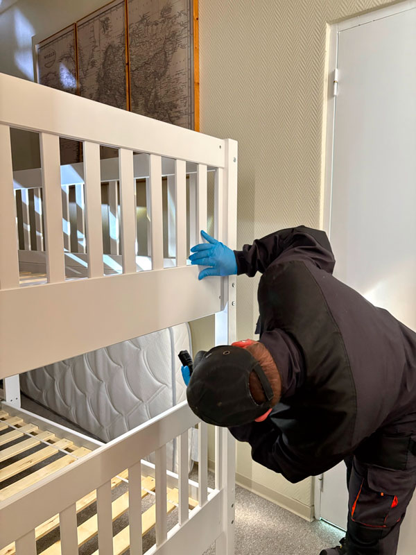 punaise-inspection-lit-technicien